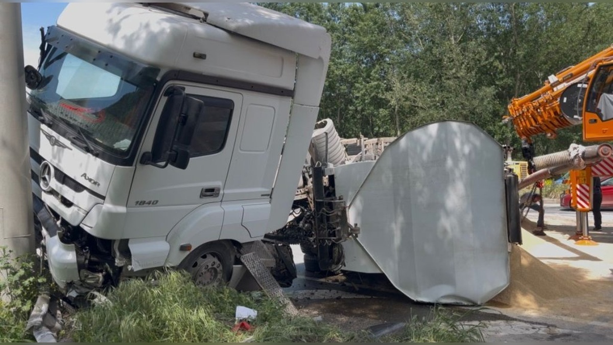 Geyve'de TIR Devrildi, Sakarya-Bilecik Yolu 2 Saat Kapandı