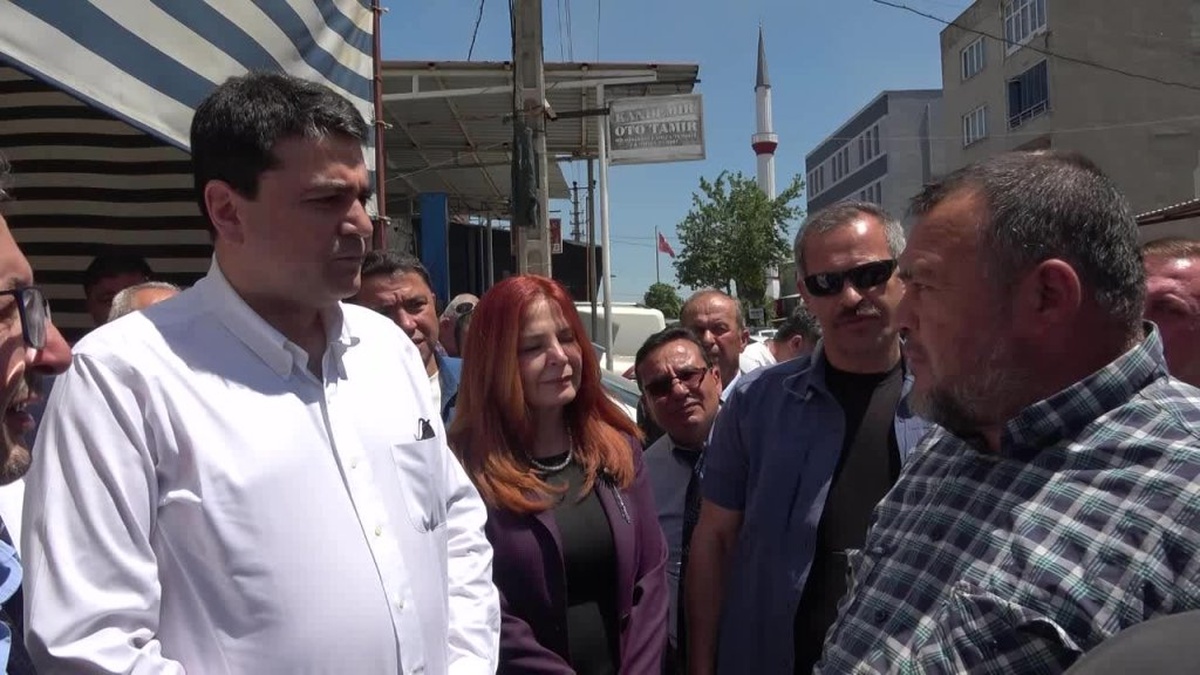 Uysal, Soma'da Esnafla Buluştu: "Yanlış Düğmeyi Bir Kişi İlikledi, Bedelini 85 Milyon Çekiyor"