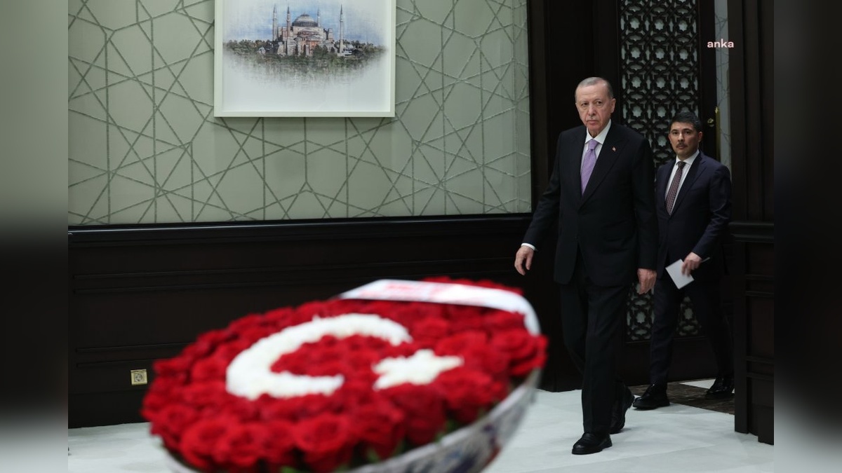 Cumhurbaşkanı Erdoğan başkanlığında Kabine Toplantısı: Bahçeli'den Türk Bayrağı Motifli Çiçek