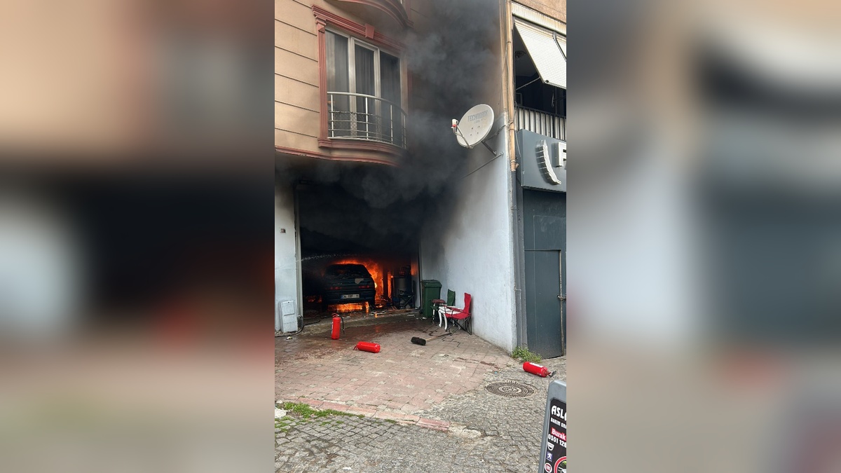 Ataşehir'de Tamirhanede Yangın: Otomobil Alev Alev Yandı, Büyük Hasar Oluştu