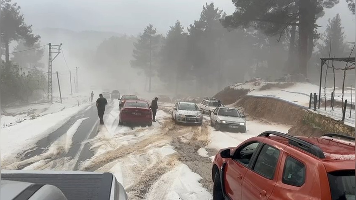 Tarsus'ta Dolu Yağışı: Yollar Trafiğe Kapandı