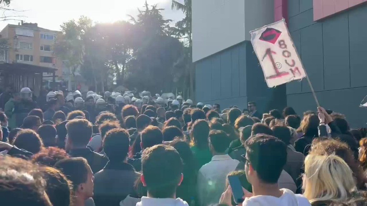 Boğaziçi Üniversitesi'nde Protestocular Gözaltına Alındı: Eğitim Sen'den Tepki