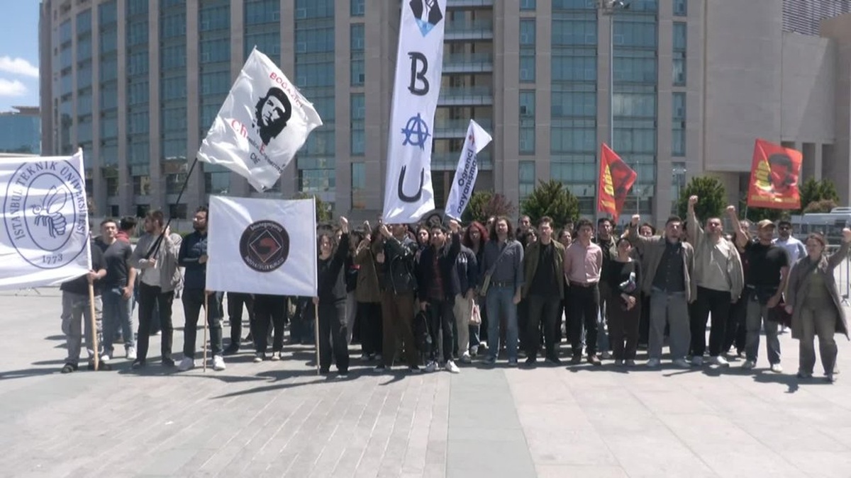Boğaziçi Öğrencileri, Nureddin Yıldız Protestosu Sonrası Gözaltına Alınan Arkadaşları İçin Adalet Sarayı Önünde