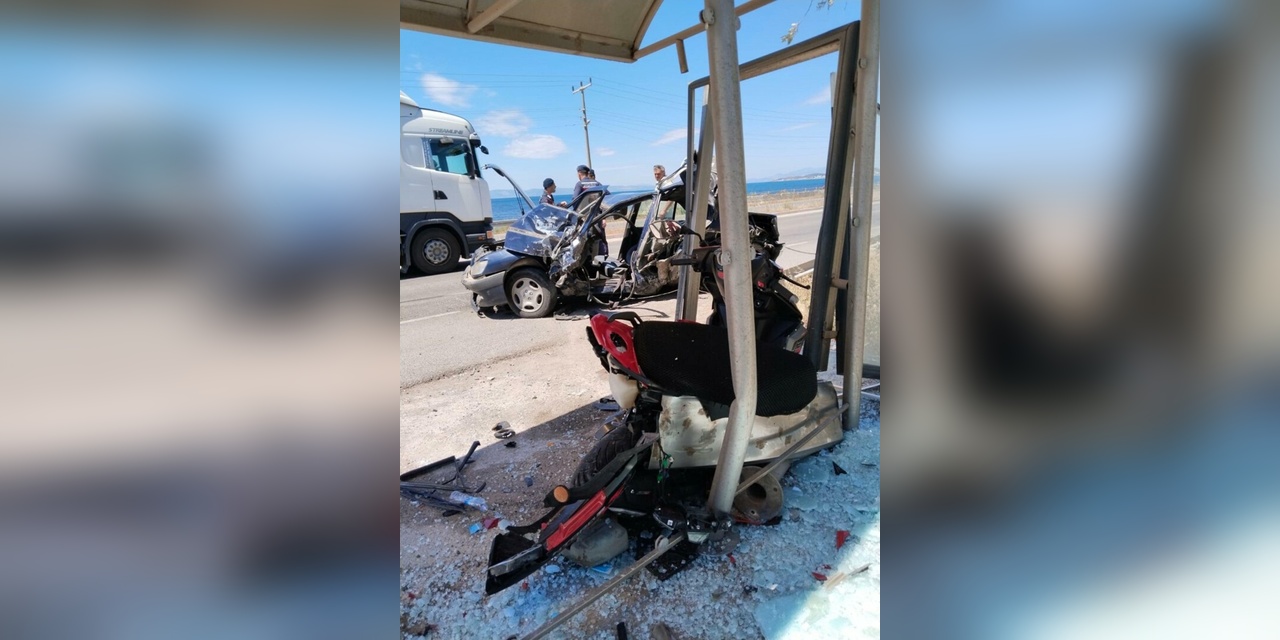 Ayvalık'ta Zincirleme Kaza: 4 Araç Karıştı, 1'i Ağır 4 Yaralı