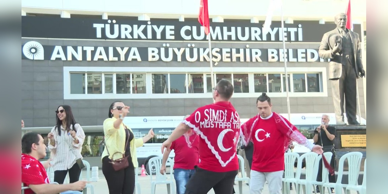 Antalya'da Engelliler, Davul Zurnayla Temsili Askerliğe Uğurlandı