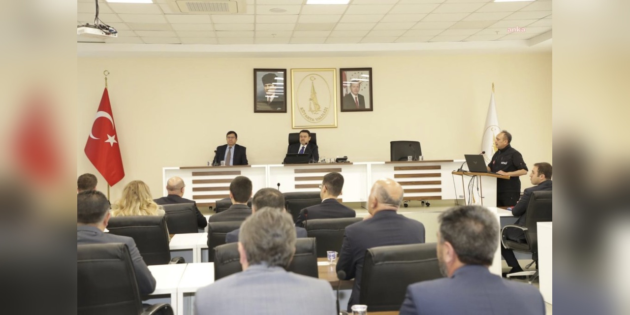 Kütahya'da Afet Riskleri Değerlendirildi: Vali Işın, Ruhsatsız Yapılaşmaya İzin Verilmeyeceğini Açıkladı