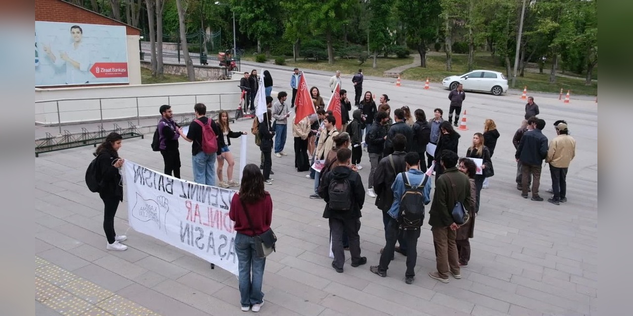 Anadolu Üniversitesi Öğrencileri Aile Sempozyumu'nu Protesto Etti