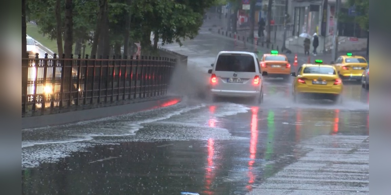 İstanbul'da Sağanak Yağış: Taksim'de Yağmura Hazırlıksız Yakalananlar Islandı