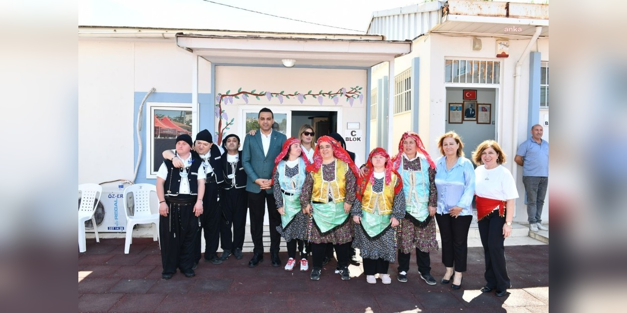 Çiğli Belediye Başkanı Yıldız, "Notalar Kalplere Dokunuyor" Etkinliğinde Engellilere Destek Verdi