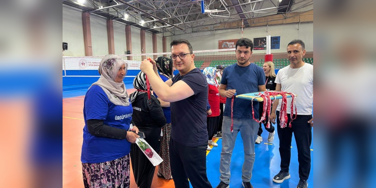 Nevşehir'de Engelliler Haftası'nda Özel Bireyler ve Çiftçi Kadınlar Voleybol Müsabakasında Buluştu