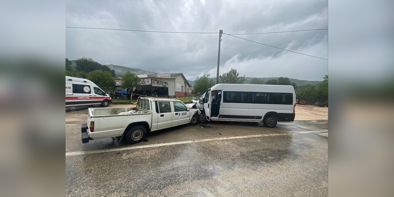 Karacabey'de Minibüs-Kamyonet Kazası: 1 Ölü, 2 Yaralı