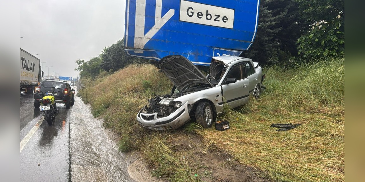 Gebze'de yağmurlu havada takla atan otomobilin sürücüsü yaralandı