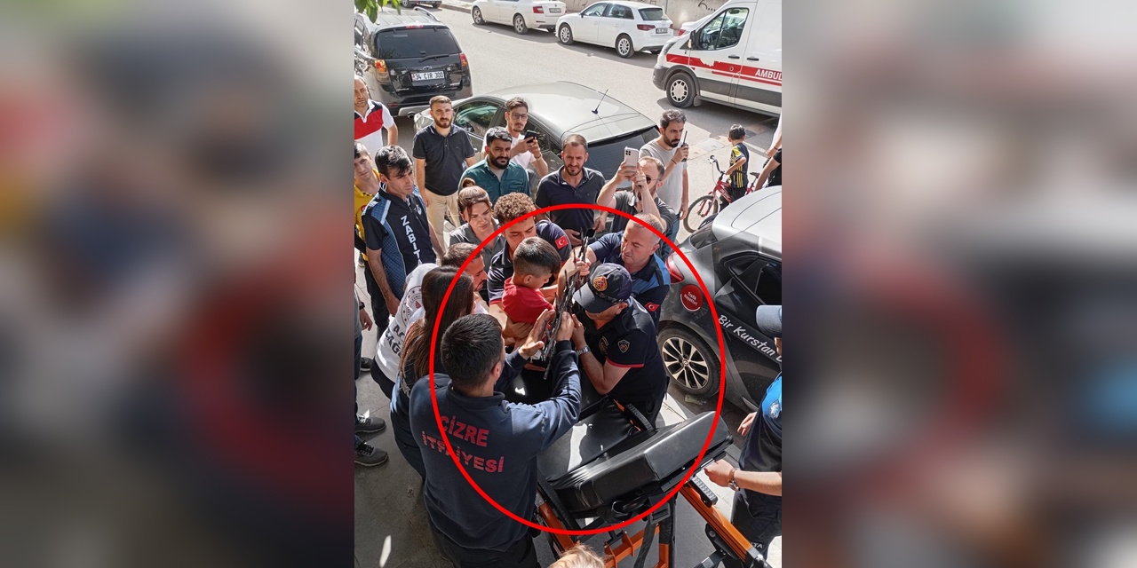 Cizre'de dut yerken korkuluk demirine eli saplanan 8 yaşındaki çocuk tedavi edildi