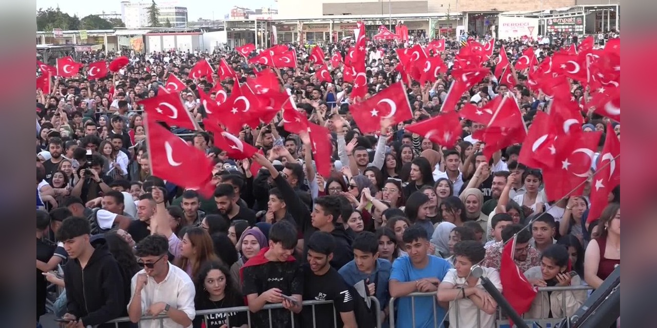 Ağbaba: 19 Mayıs'ta Gençlerle Pinhani Konseri
