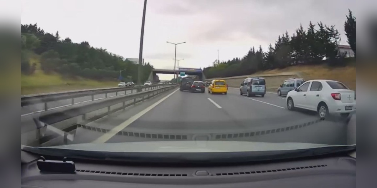 TEM Otoyolu'nda 'Makas' Atan Otomobil 4 Araca Çarptı