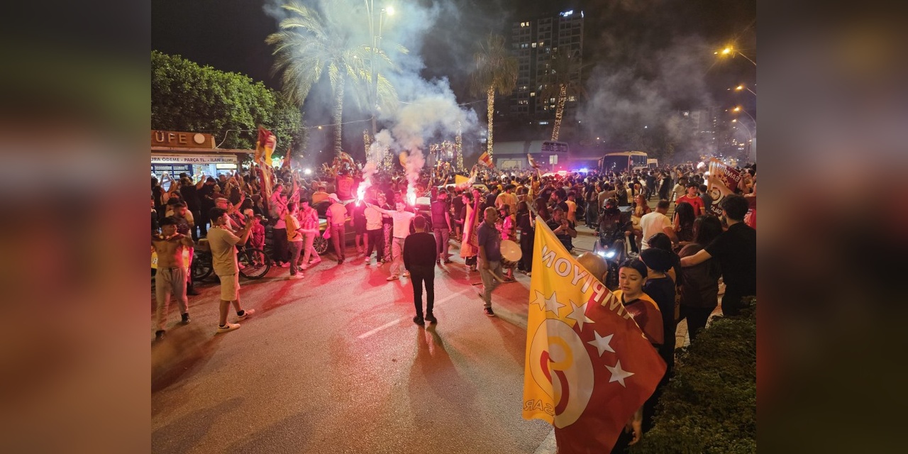 Adana'da Galatasaray Şampiyonluğunu Binlerce Taraftar Kutladı