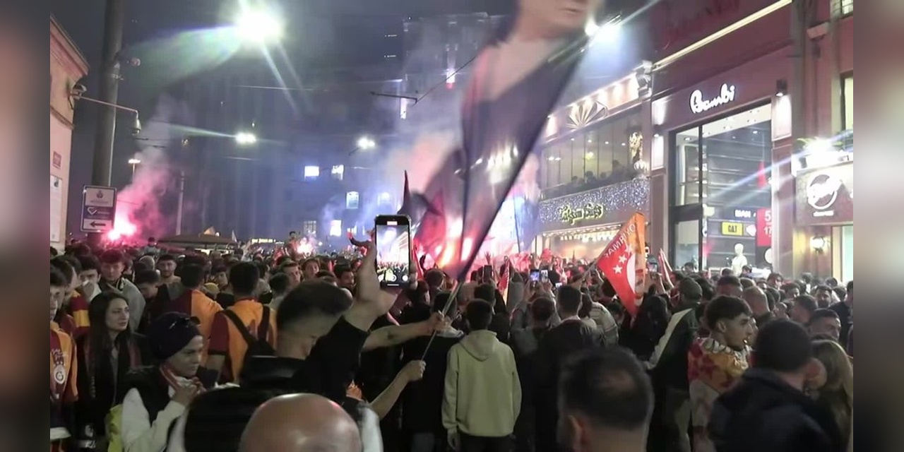 Galatasaray Şampiyonluğunu Kutlayan Taraftarlar İstiklal Caddesi'ni Doldurdu: 'Osimhen'i İstiyoruz'