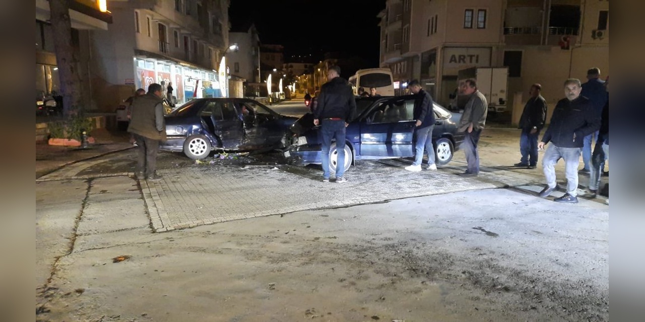 Cide'de Otomobil Kazası: 1 Çocuk Yaralandı