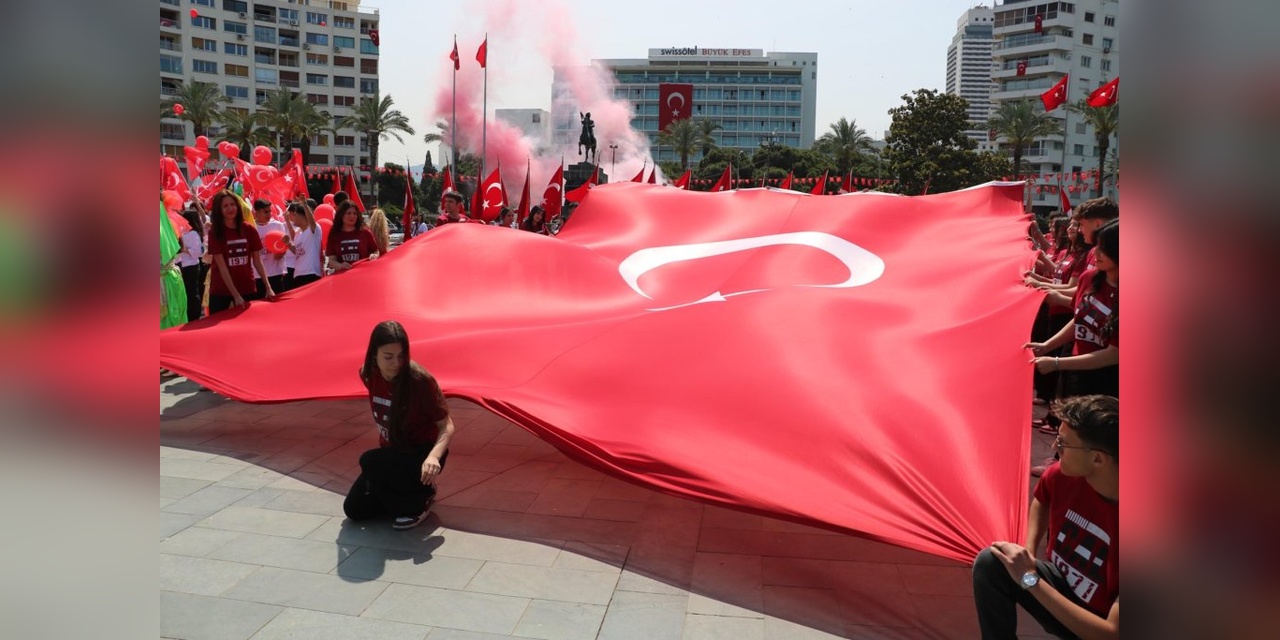 İzmir'de 19 Mayıs coşkusu: Gençler, Türkiye Yüzyılı'na hazır