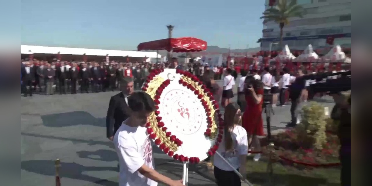 İzmir'de 19 Mayıs coşkuyla kutlandı: Gençlik, Türkiye Yüzyılı'nın teminatı