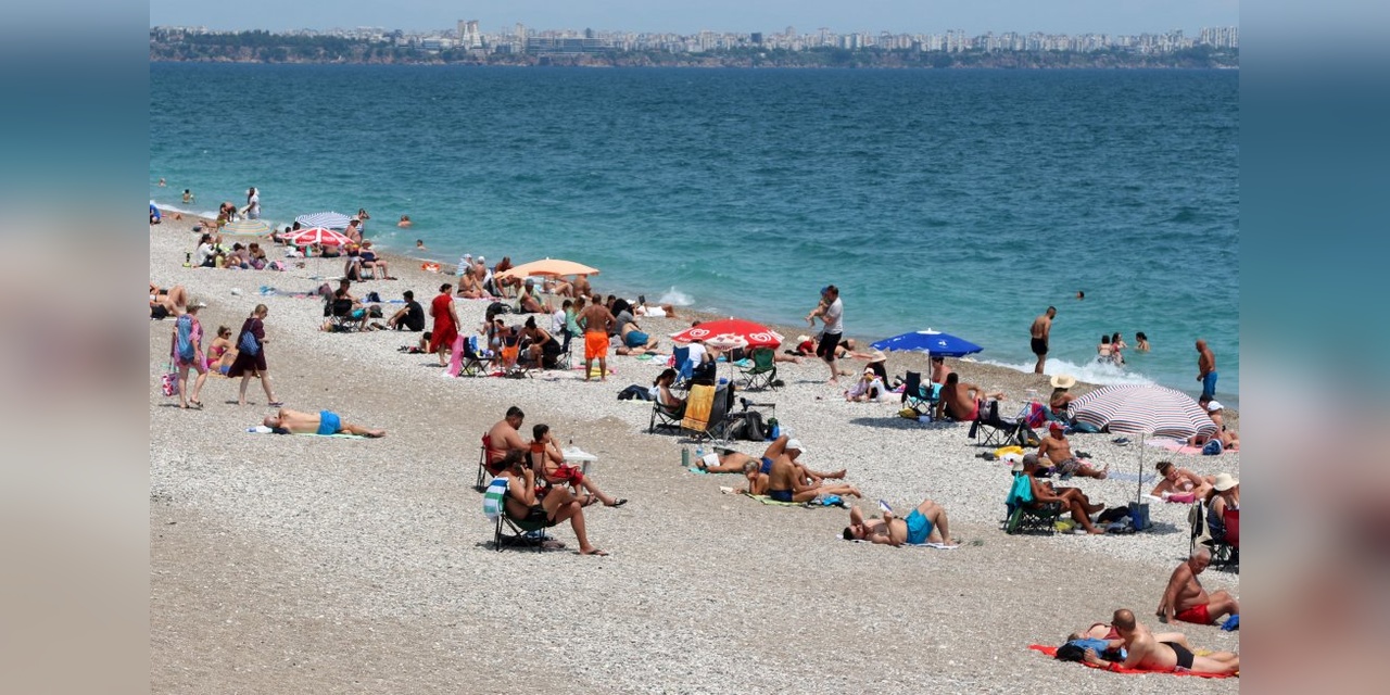 Antalya'da 25 derecelik sıcaklıkta sahil keyfi