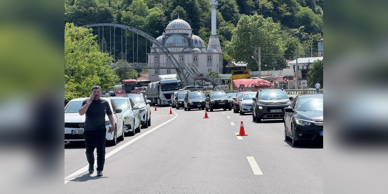 Geyve'de kaza: 2 yaralı, uzun araç kuyrukları