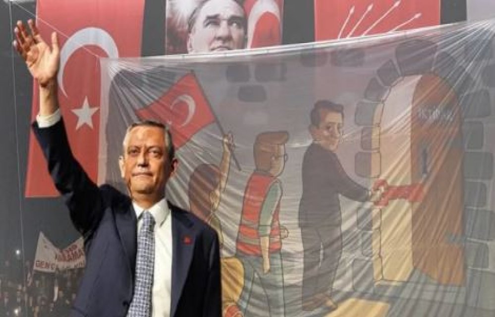 Özgür Özel’den AKP’li gençlere demokrasi mesajı