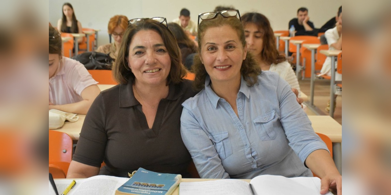 İzmir'de iki kadın, 50'li yaşlarda üniversiteli oldu: Gazetecilik hayalini gerçekleştirmek için Ege Üniversitesi'nde okuyorlar
