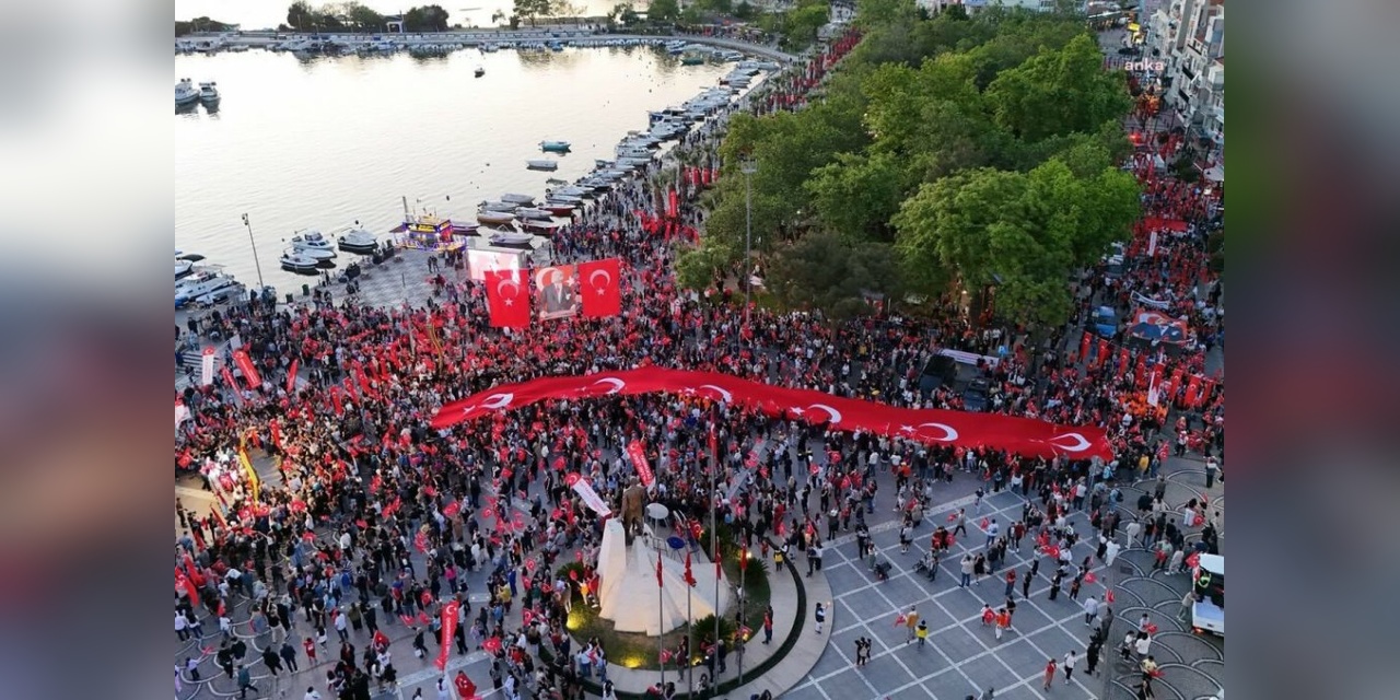 Silivri'de 19 Mayıs coşkusu: Balcıoğlu, gençlere Atatürk'ün emaneti olan Cumhuriyet'i teslim etti