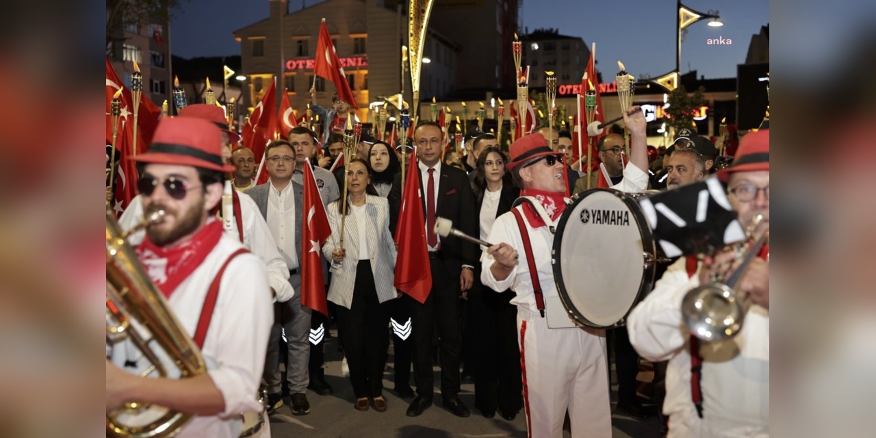 Kütahya'da 19 Mayıs coşkusu fener alayıyla taçlandı