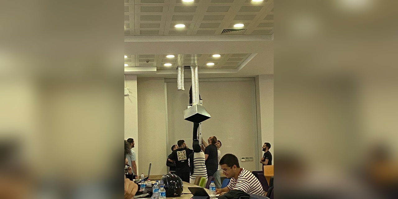 Sakarya Üniversitesi kütüphanesinde mahsur kalan anne kedi ve yavrusu kurtarıldı