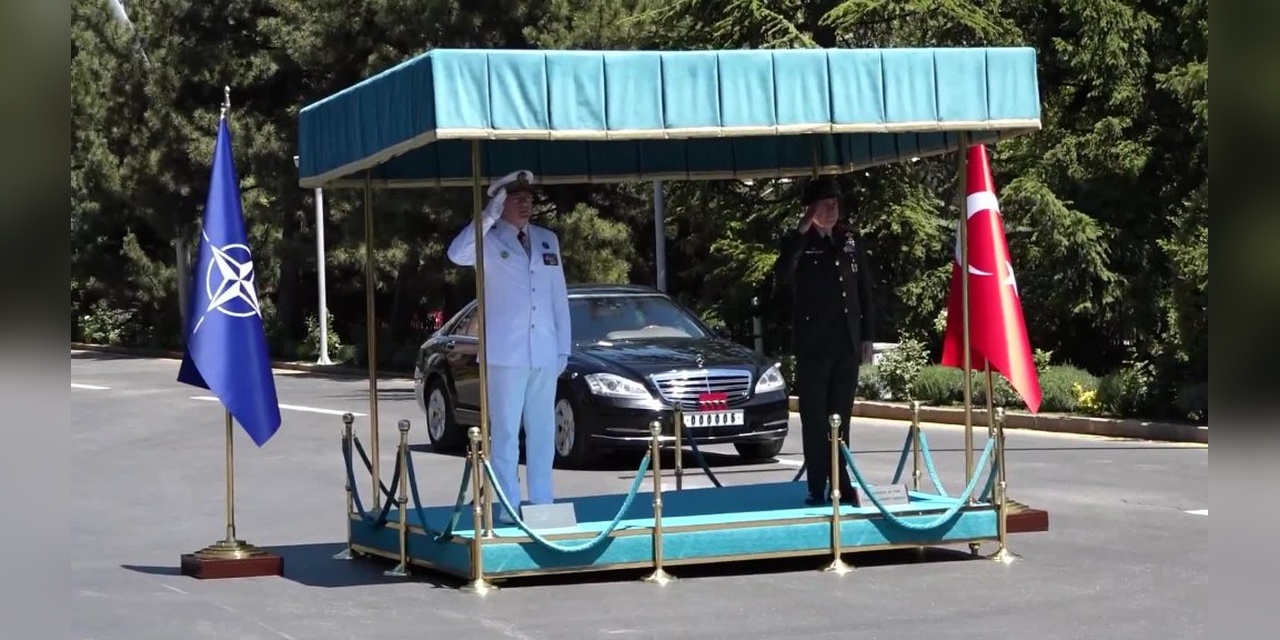 Gürak, Vandier'i askeri törenle karşıladı