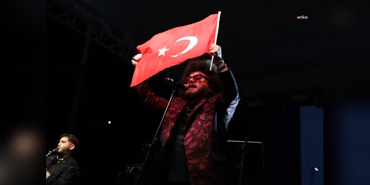 Bandırma, 19 Mayıs'ı kortej ve konserle kutladı