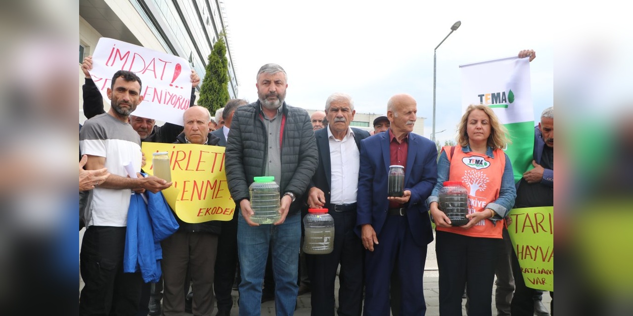 Bolu'da Gerede Çayı'nın kirliliği için adliye önünde gıyabi cenaze namazı