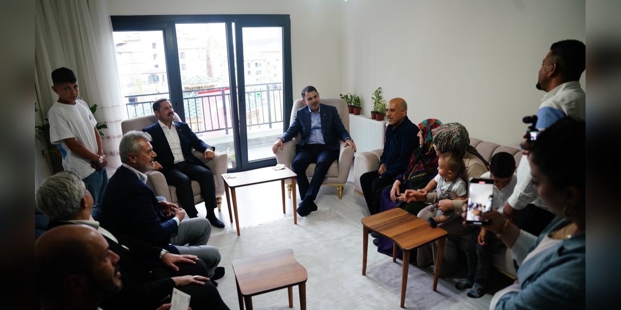 Murat Kurum, Hatay'da Çakıcı ailesinin yeni evinde: 'Herkesin yüzü gülsün'