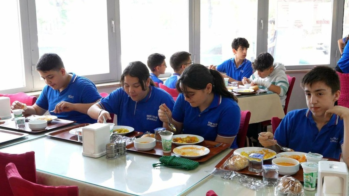 Burhaniye Belediyesi'nin 'Askıda Yemek' Uygulaması öğrencilere destek oluyor