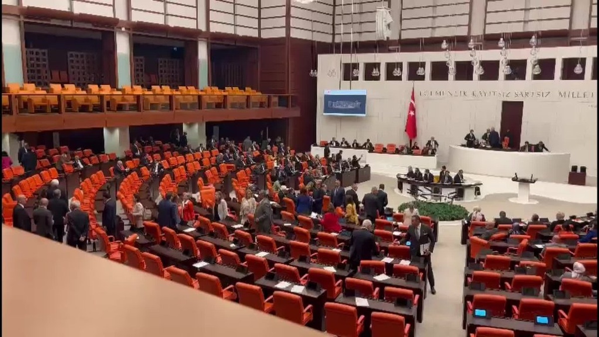 TBMM'de HSK üye seçimi: CHP, hukuksuzluk iddiasıyla salonu terk etti
