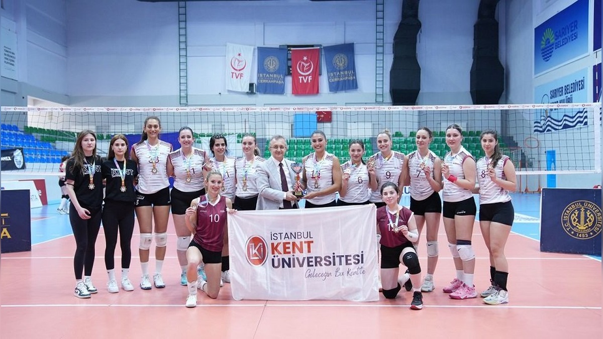 İstanbul Kent Üniversitesi voleybol takımı şampiyon oldu