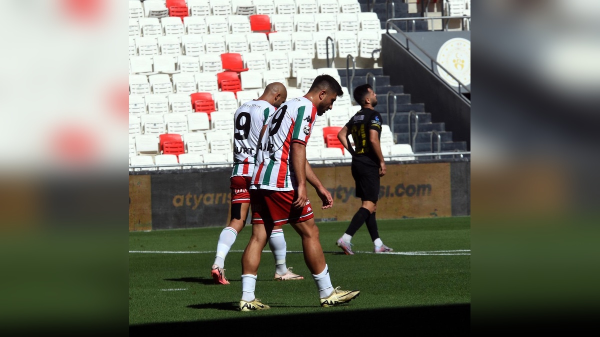 Karşıyaka'da Play-Off hüsranı: Taraftarlar ile futbolcular arasında gerilim