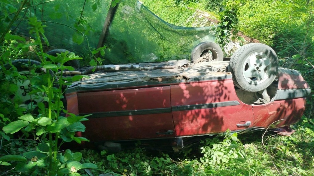 Sapanca'da şarampole devrilen otomobilde yaralanma
