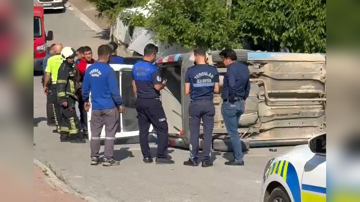 Mersin'de zabıta aracı devrildi: 2 yaralı
