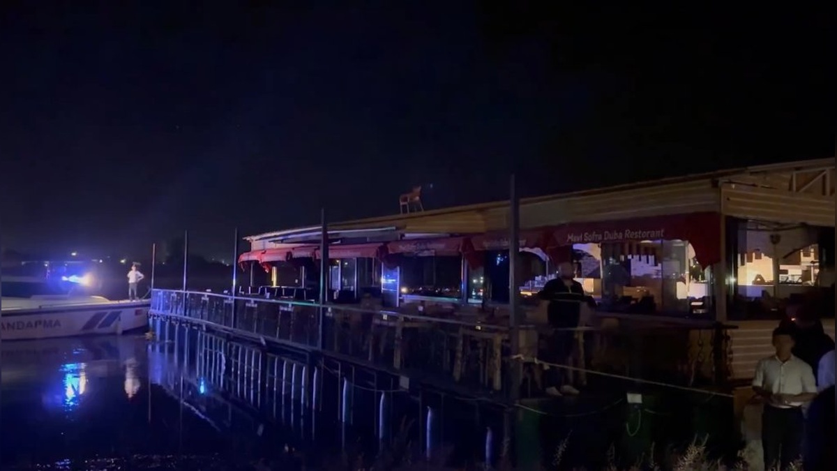 Birecik'te duba restoran sürüklendi: Müşteriler ve personel tahliye edildi