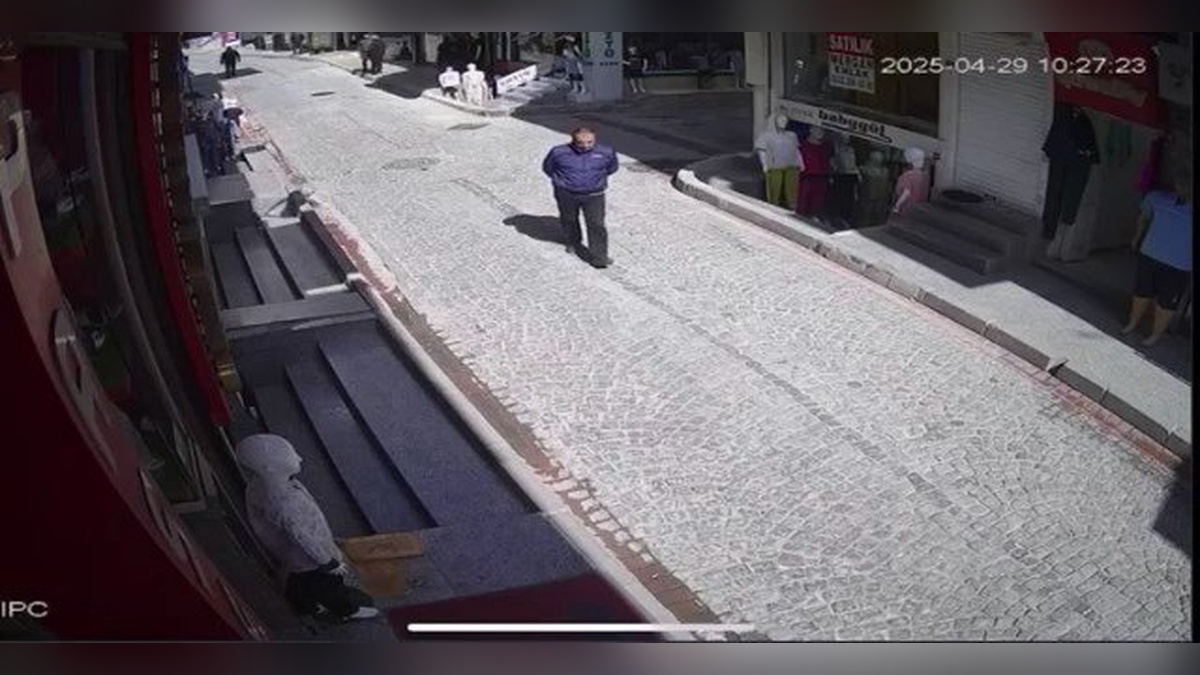 Fatih'te çanak anten düştü: Hafif yaralanan kişi güvenlik kamerasına yansıdı