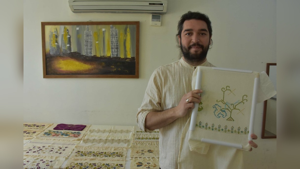 İzmir'de arkeolog Tolga Özaltın, 'Hesap İşi Sanatçısı' ünvanı aldı