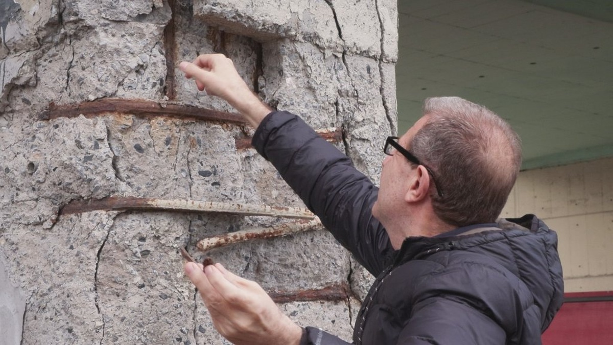 Esenyurt Balıkyolu Köprüsü'nde tehlike: Beton dökülüyor, demirler görünüyor