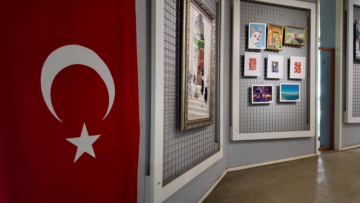 Bornova'da yıl sonu resim sergisi açıldı