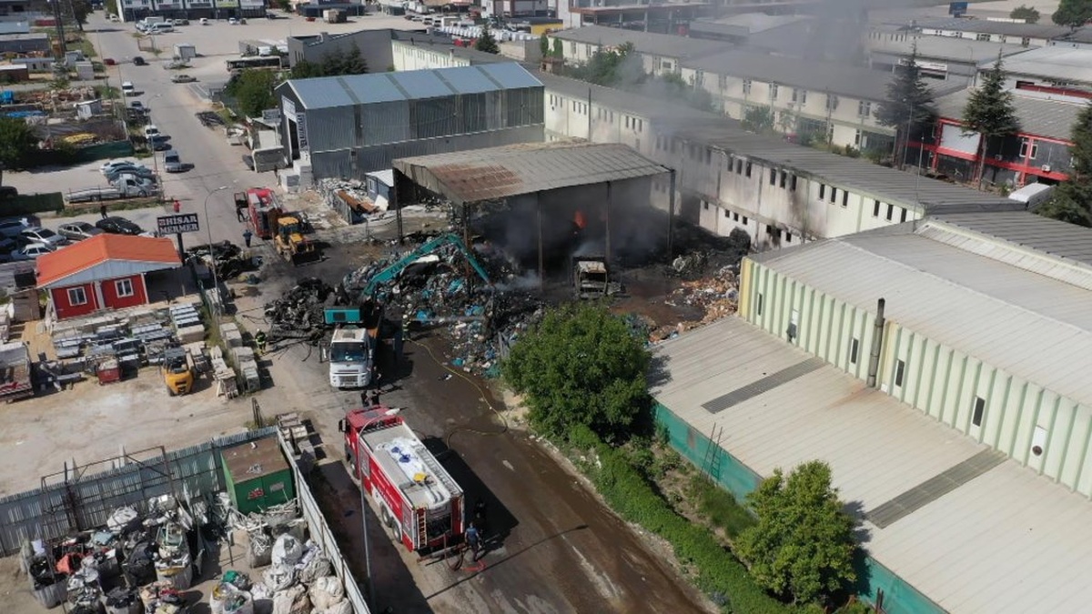 Eskişehir'de geri dönüşüm tesisi yangını: İş makinesi ve kamyon kullanılamaz hale geldi