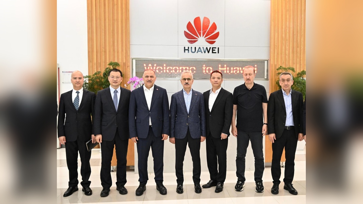 Uraloğlu, Huawei'in 5G tesisini ziyaret etti