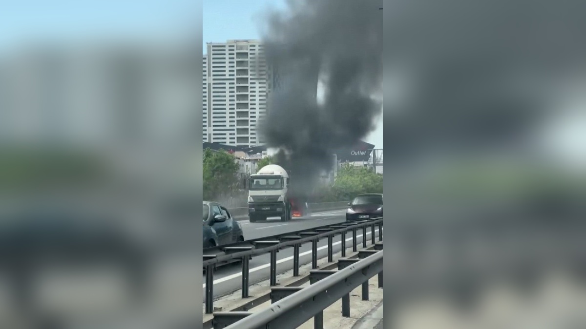 Bağcılar'da otomobil alev alev yandı: Beton mikseri şoförü müdahale etti