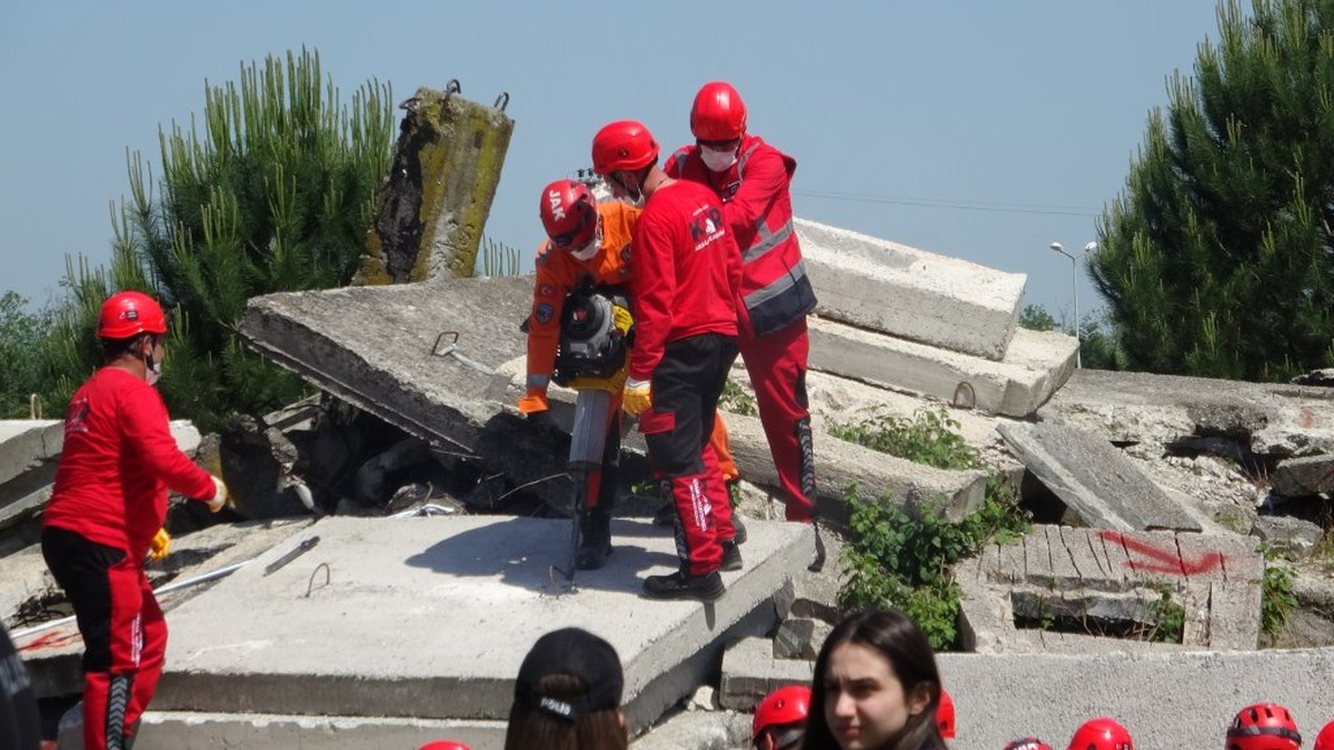 Kocaeli'nde geniş çaplı deprem tatbikatı: 2500 personel ve 250 araç görev aldı
